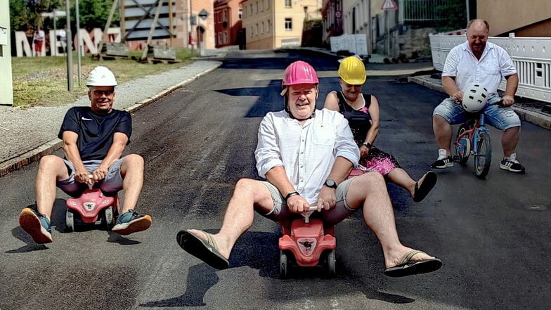 Es rollt bald wieder auf der Pulsnitzer Straße in Kamenz. Die Anwohner testeten jetzt schon einmal den neuen Asphalt bei einem kleinen Straßenfest.