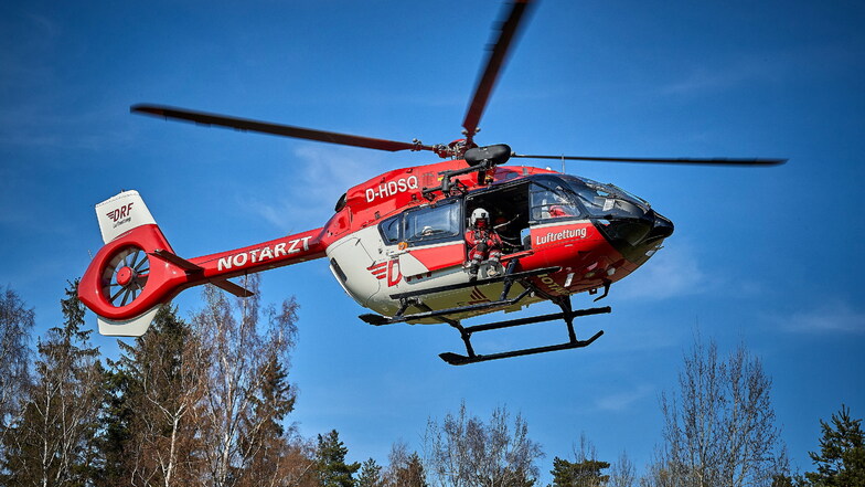 Der Abgestürzte wurde per Hubschrauber in ein Dresdner Klinikum geflogen.