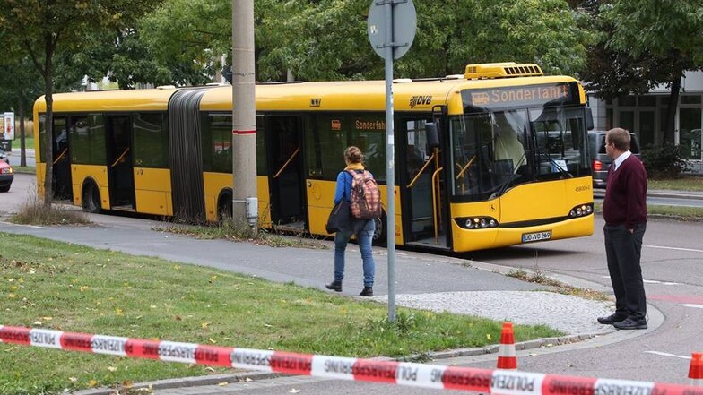 Sie werden mit einem DVB-Bus zur Notunterkunft ins Gymnasium an der Bürgerwiese gebracht.