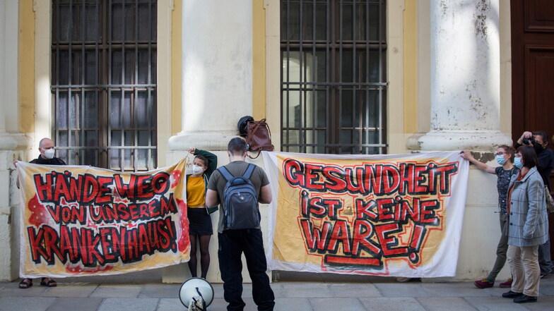 Das Dresdner Bündnis für Pflege protestiert vor dem Stadtmuseum gegen die Klinik-Schließung
