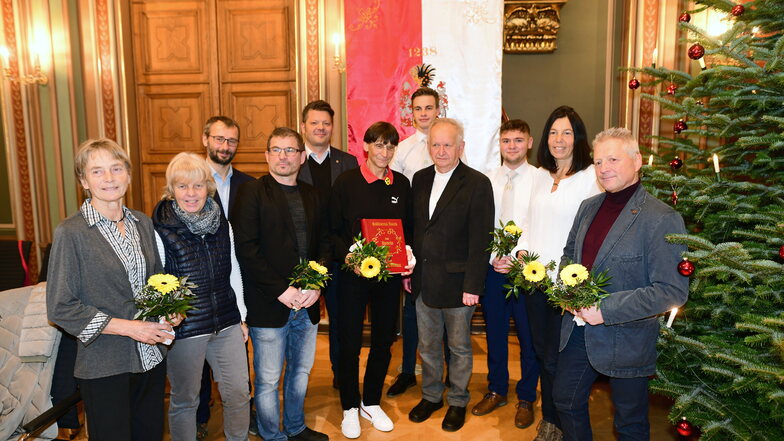 Die ausgezeichneten Zittauer Sportler nach der Zeremonie mit Oberbürgermeister Zenker (Zkm).