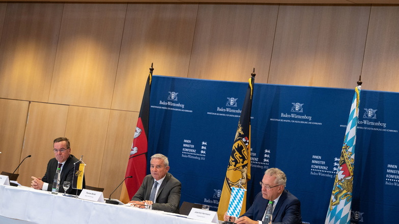 Boris Pistorius (SPD, l-r), Innenminister von Niedersachsen, Thomas Strobl (CDU), Innenminister von Baden-Württemberg, und Joachim Herrmann (CSU), Innenminister von Bayern, nehmen an der Abschlusspressekonferenz der Innenministerkonferenz teil.