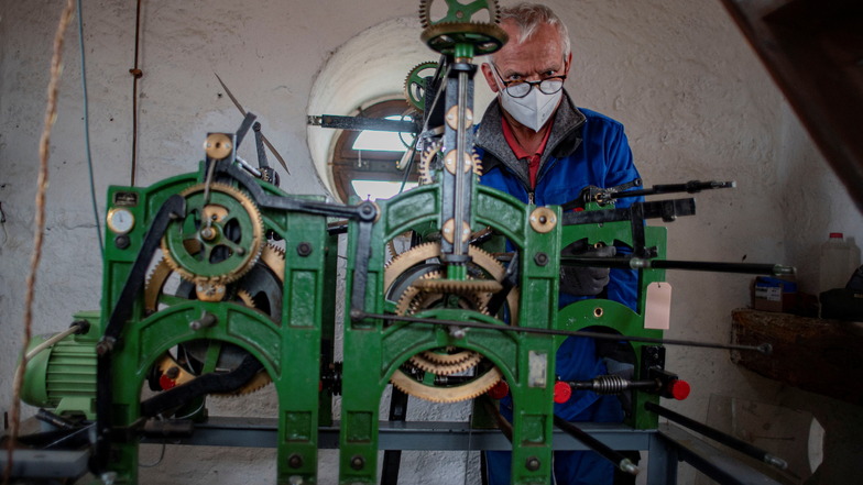 Ein Fachmann von der Leipziger Firma Bernhard Zachariä montierte am Dienstagnachmittag das reparierte Schlagwerk der Uhr im Kamenzer Rathausturm.