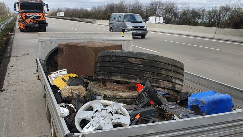 Reifen, Radkappen, Kanister: Im Bereich der Autobahnmeisterei Nickern, zu dem unter anderem die A17 zählt, werden pro Jahr tonnenweise Müll einsammelt.