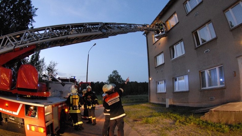 Feuerwehreinsatz im Nieskyer Asylbewerberheim auf der Fichtestraße: Das große Foto stammt aus dem Jahr 2007 – doch die Situation wiederholt sich. Auch 2014 hat es hier gebrannt – und die obere Etage musste saniert werden – und ein Rettungsweg ist damals g
