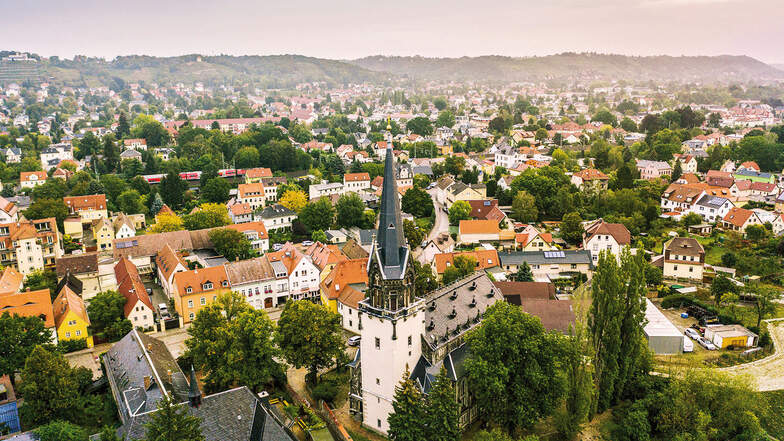 Blick auf die Friedenskirche und Stadt Radebeul.