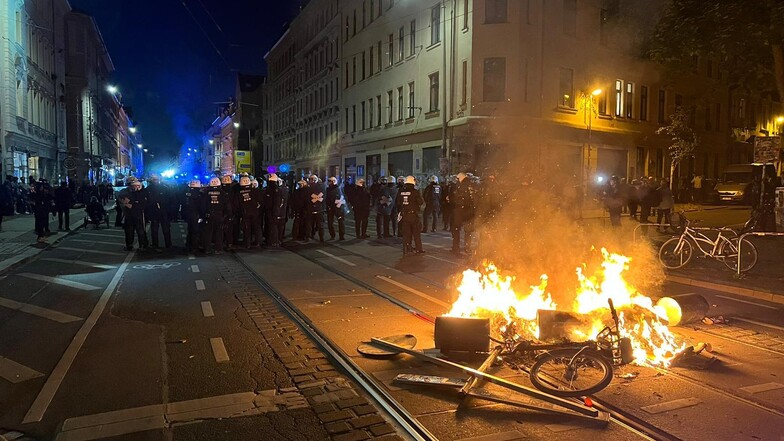 In Leipzig-Connewitz haben am Samstagabend erneut Barrikaden aus Mülltonnen und Paletten gebrannt.