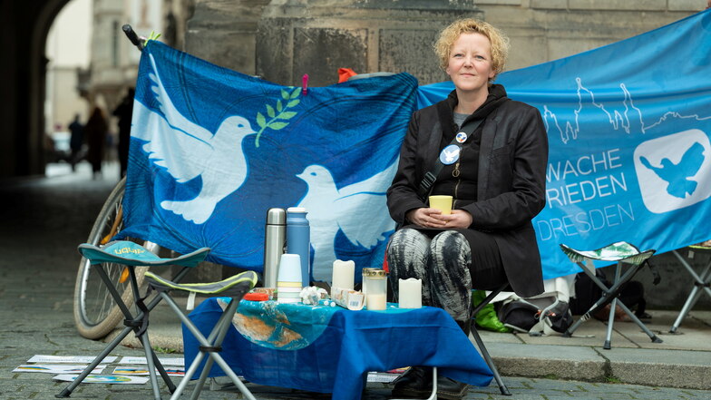 Sandra Haubold, 47, macht jeden Freitag eine Friedensmahnwache in Dresden. Wenn die Dresdnerin angesprochen wird, redet und diskutiert sie mit den Passanten. Immer noch das Hauptthema ist der Krieg und der Umgang der Deutschen damit.