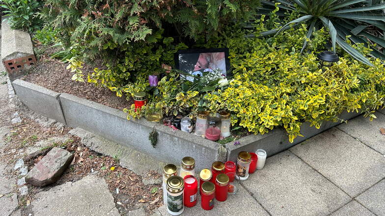 Mit Kerzen und einem Bild wird des Toten auf der Melanchthonstraße gedacht.