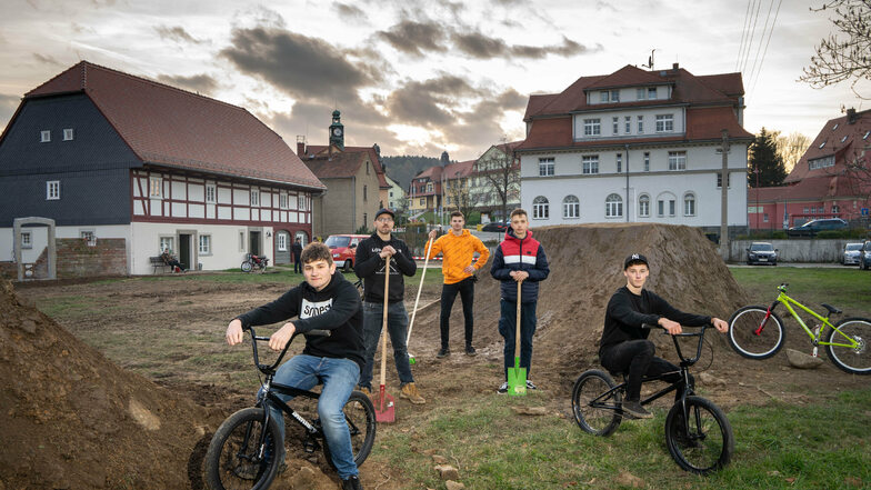 Unter Anleitung von erfahrenen Mountainbikern wie Christian Klaus (Mitte l.) bauen Kinder und Jugendliche derzeit in Kirschau ihren eigenen Bike-Park.