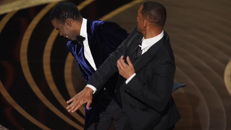Will Smith (r) schlägt Chris Rock bei den Oscars.