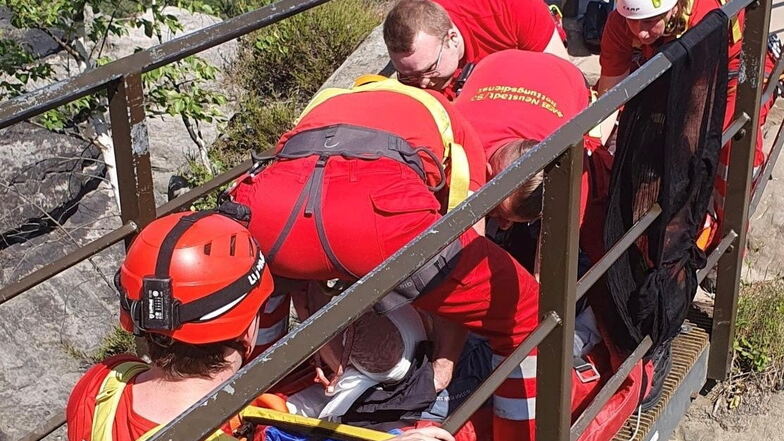 Erstversorgung an der Bastei: Retter der Bergwacht Bad Schandau kümmern sich um einen verletzten 80-Jährigen.