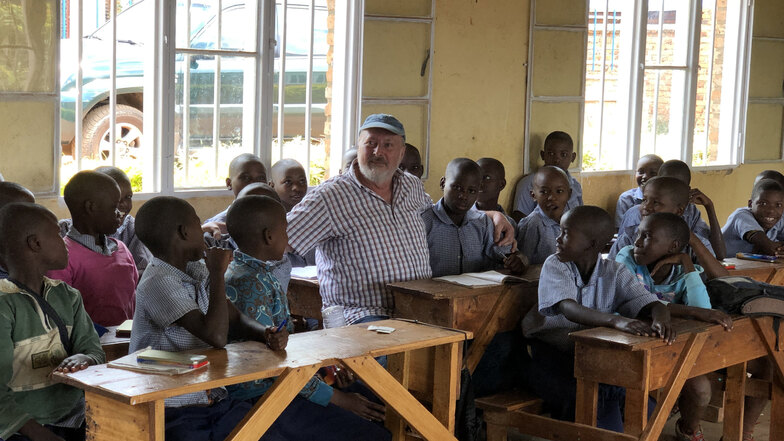 Der Meißner Norman Heinert inmitten der Kinder in einer Schule auf dem Land in Ruanda. Dort hat er
40 Schulbänke gespendet.