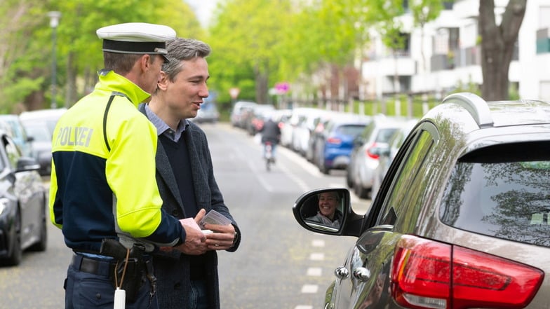 Kontrolle auf der Fahrradstraße: Polizist Thomas Kiraly und Verkehrsbürgermeister Stephan Kühn (Grüne) erklären die Regeln.