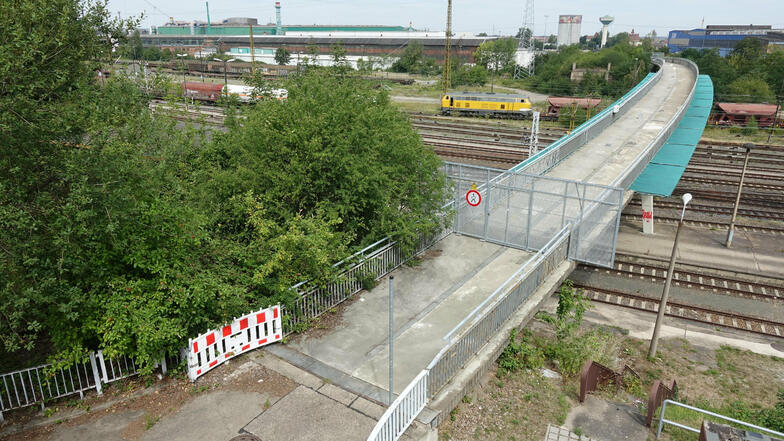 Die Fußgängerbrücke über die Gleise am Riesaer Bahnhof soll abgerissen werden. Die ersten Vorbereitungen dafür laufen schon.