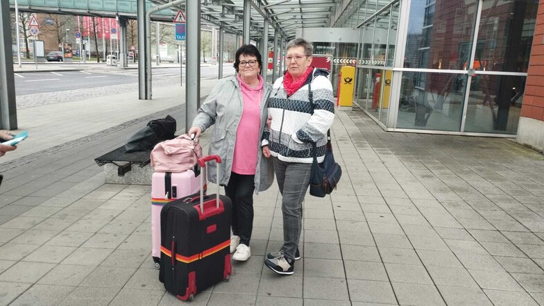 Annett Sünnwolt (l.) und Bärbel Kirchner fliegen am Montagmorgen nach Mallorca. Am Dresdner Flughafen heben nur Auslandsflüge ab.