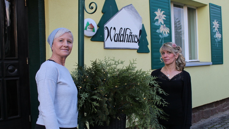 Auch wenn kein Gast zum Verweilen eintreten darf, haben Manuela Wamser (rechts) und Ines Gräff das Waldhäusl weihnachtlich geschmückt.