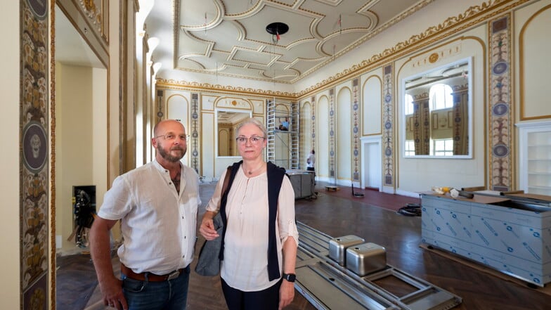 Sachgebietsleiter Knut Börner und Projektleiterin Beatrix Nau im restaurierten Salon des Schauspielhauses.