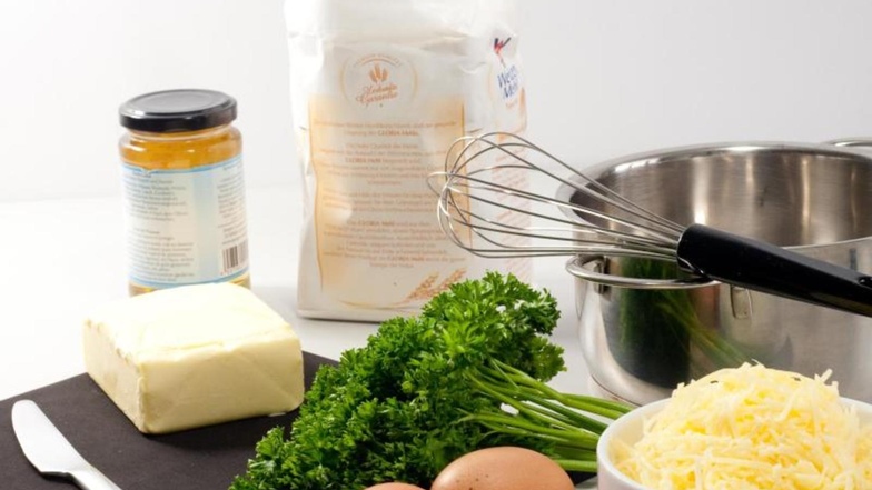 Butter, Mehl, Brühe: Mehr braucht es für eine klassische Mehlschwitze nicht - mit Eigelb und Käse lässt sie sich aber leicht zu einer «Sauce Mornay» veredeln. Foto: Kai Remmers