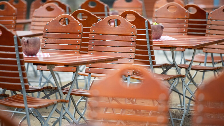 Leere Sitzplätze im Freibereich eines Restaurants auf dem Anger in Radebeul-Altkötzschenbroda. Wie schlimm steht es wirklich um die Gastronomie im Kreis?