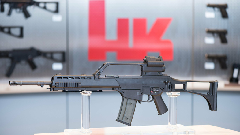 Das Sturmgewehr G36 steht beim Waffenhersteller Heckler & Koch in einem Ausstellungsraum. An der Waffe hatte es zuletzt viel Kritik gegeben.