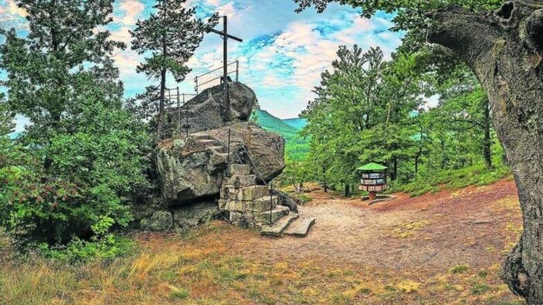 Auf dem Gipfel des Palicník-Berges steht das Kreuz noch. Andere im Isergebirge sind verschwunden.