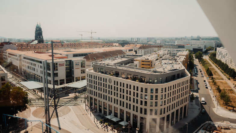 Wie in den vergangenen Jahren steht das Riesenrad "Wheel of Vision" zentral am Postplatz in Dresden. Noch bis zum 18. August.