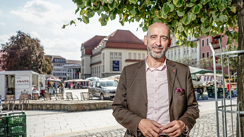 Bautzens Oberbürgermeister Alexander Ahrens (SPD) am Kornmarkt. Er sagt, dass die Stadt von der gestiegenen Nachfrage nach innerdeutschen Reisezielen profitiert - aber auch darauf reagieren muss.