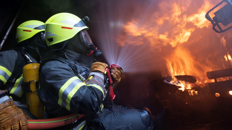 Eine brennende Küche - hier ein Symbolfoto - mussten Feuerwehrleute am Dienstag in Kirschau löschen.