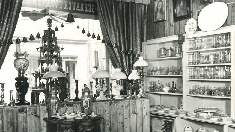 So fing alles an: Am 12. Dezember 1969 öffnete Siegfried Kath, bis dato Kellner und Café-Betreiber, in der Pirnaer Langen Straße 44 seinen An- und Verkauf für Gebrauchtwaren. Aus dem Laden wurde ein DDR-weites Antiquitätenimperium.