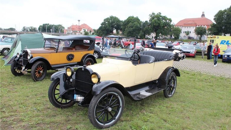 Zwei der ältesten Wagen auf dem gesamten Gelände: vorn ein Dodge, Baujahr 1915, hinten ein Oldsmobile von 1927.