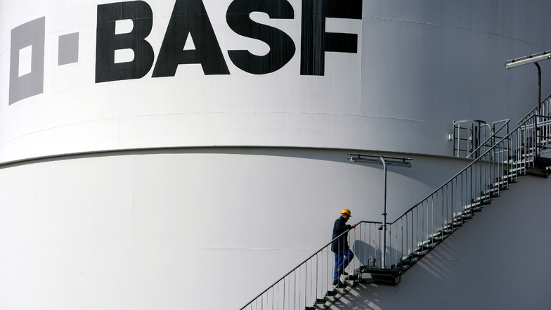 Der Chemiekonzern BASF errichtet im brandenburgischen Schwarzheide eine neue Fabrik für Batteriematerialien. Dort sollen künftig Kathoden für die Batterien von Elektroautos produziert werden