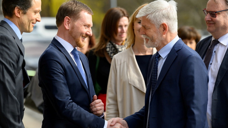 Michael Kretschmer (CDU, 2.v.l.), Ministerpräsident von Sachsen, begrüßt Petr Pavel (2.v.r.), Präsident der Tschechischen Republik vor der Staatskanzlei.
