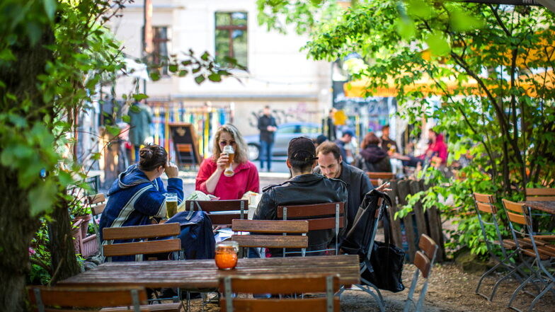Draußen Genießen erlaubt: In Dresden und Leipzig sind Biergärten und Freisitze wieder frei. Doch im Lockdown haben sich manche Restaurantfachleute andere Jobs gesucht und fehlen nun.