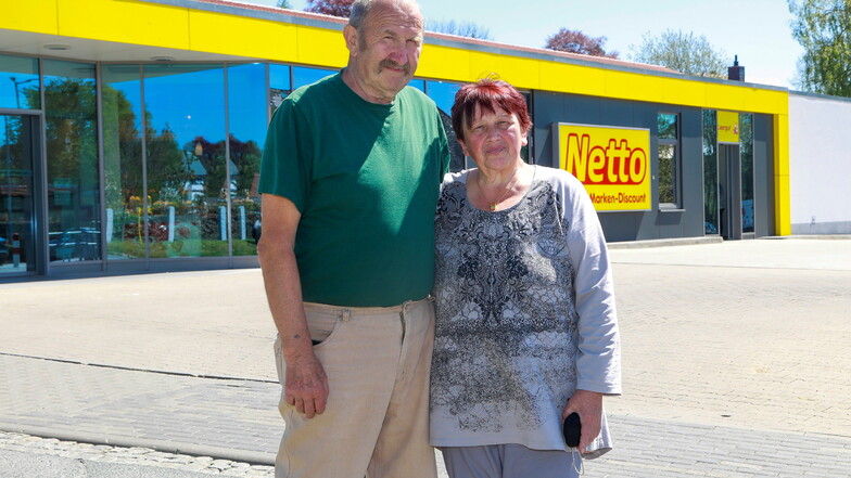 Monika und Peter Bensch am Parkplatz des Netto-Supermarktes in Seifhennersdorf, wo der Unfall passierte. Parkplatz und Markt wurden seitdem umgebaut.