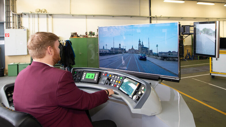 Robert Strauß ist Azubi bei den Verkehrsbetrieben. Bevor er auf die Schienen darf, trainiert er mit neuester Technik. Der Simulator zieht demnächst von Gruna nach Trachenberge in die Fahrschule um.