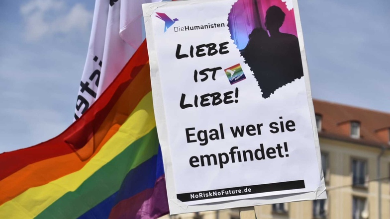 Ein Plakat auf der Demo auf dem Dresdner Altmarkt.
