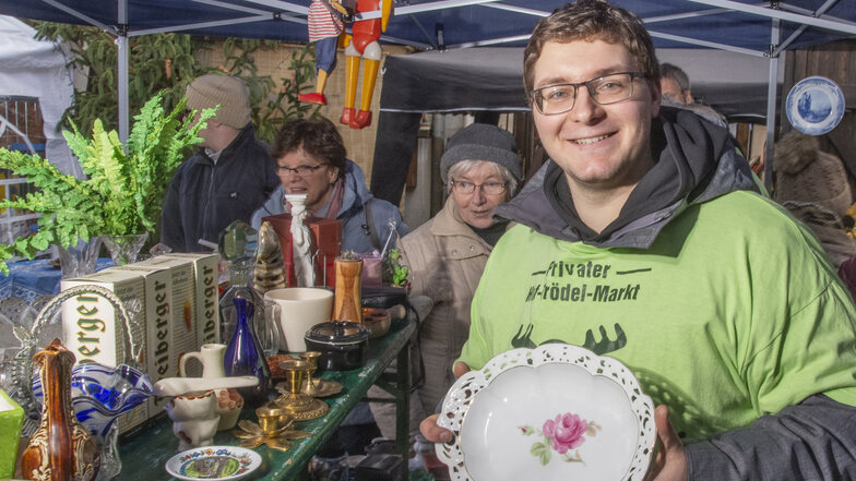 Bunt gemischte Trödelware: Sven Schöne, der Veranstalter vom privaten Markt, zeigt einen schönen alten Porzellanteller.