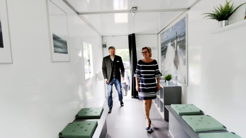 Sachsens Gesundheitsministerin Barbara Klepsch besichtigt mit Dr. Reinhard Martens den Bauwagen, der zum Wartezimmer umfunktioniert wurde.