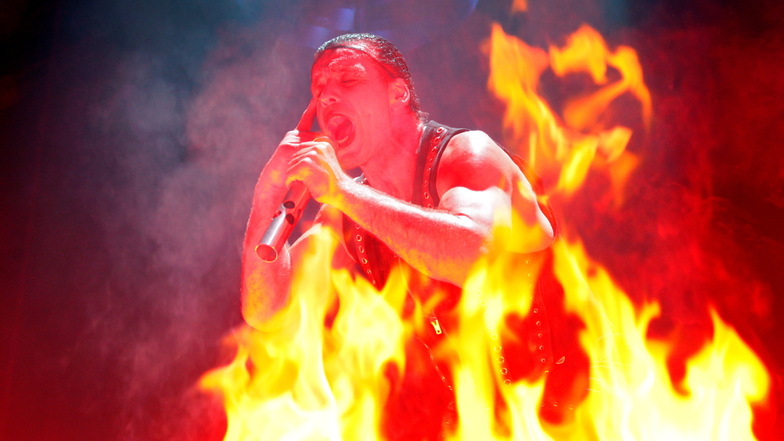 Rammstein-Sänger Till Lindemann während eines  Konzerts   in Leipzig: Jetzt werden schwere Vorwürfe gegen die Band erhoben.