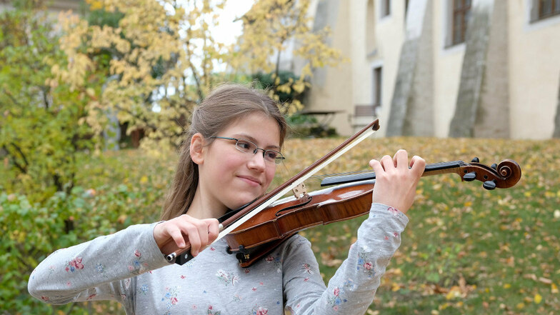 Amelie Westerkamp ist leidenschaftliche Musikerin und mit 13 Jahren die jüngste Teilnehmerin des internationalen Musikwettbewerbs in Meißen. Sie spielt auf einer Geige ihres Uropas.