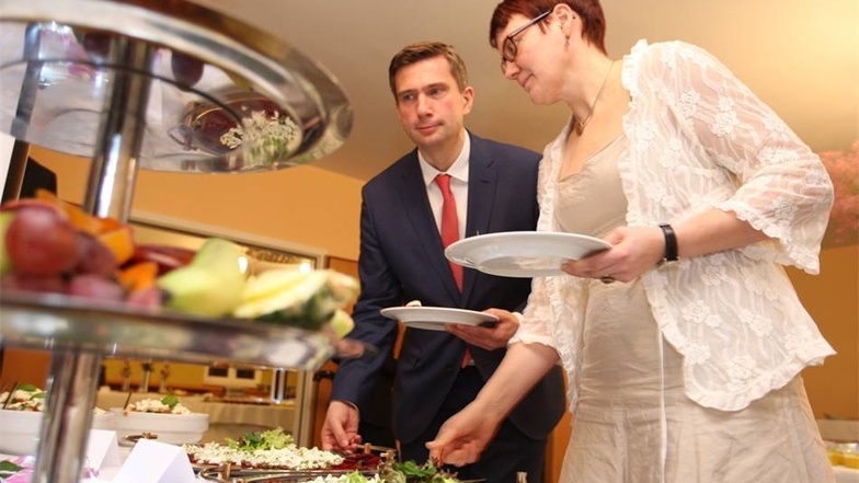 Vizeministerpräsident Martin Dulig und seine Frau Susann Dulig liesen es sich am Buffet schmecken.
