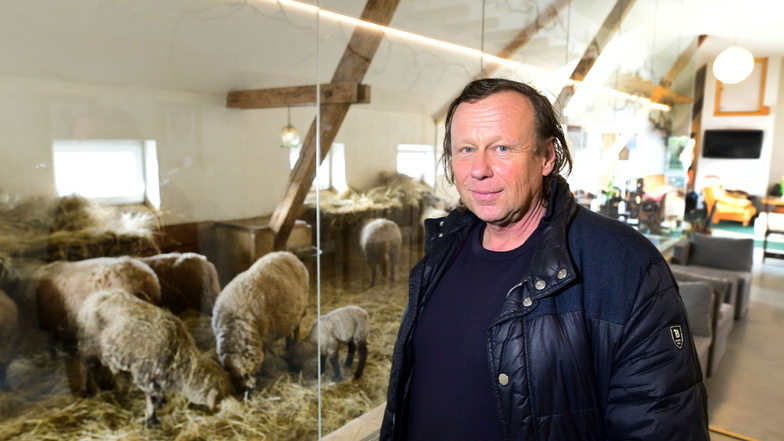 Dalibor Marsak vor dem gläsernen Schafstall im Restaurant auf seiner Farm in Krompach.