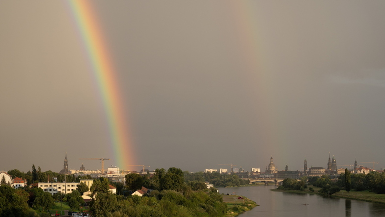 Ein Regenbogen geht über der Dresdner Altstadt auf. Licht am Himmel gibt es auch mit den guten Nachrichten aus der Woche.