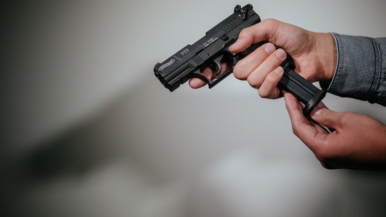 Ein Ukrainer hat in Dresden mit einer Waffe gedroht.