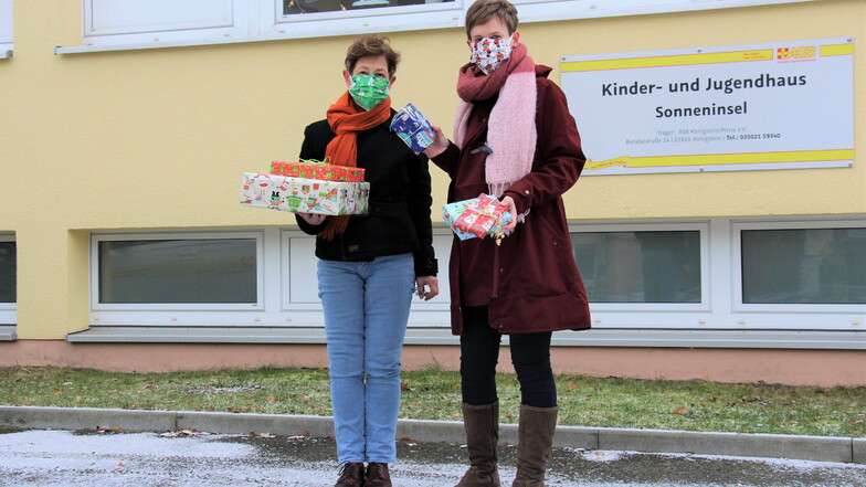 Klinik-Sprecherinnen Birte Urban-Eicheler (l.) und Kristin Wollbrandt: Weihnachtsgeschenke für das Haus "Sonneninsel".