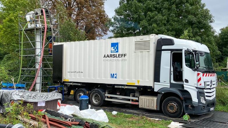 Hier ist gut zu sehen, wie über das Gerüst der mit Wasser befüllte Schlauch des Inliners in den Kanal eingestülpt wird.