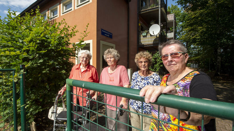 Müssen jetzt zum Hinterausgang zur Straße laufen, mit einigen Hinternissen (von rechts): Monika Rohrmoser, Wanda Buschmann, Eva Wolf und Ingeborg Bottor.