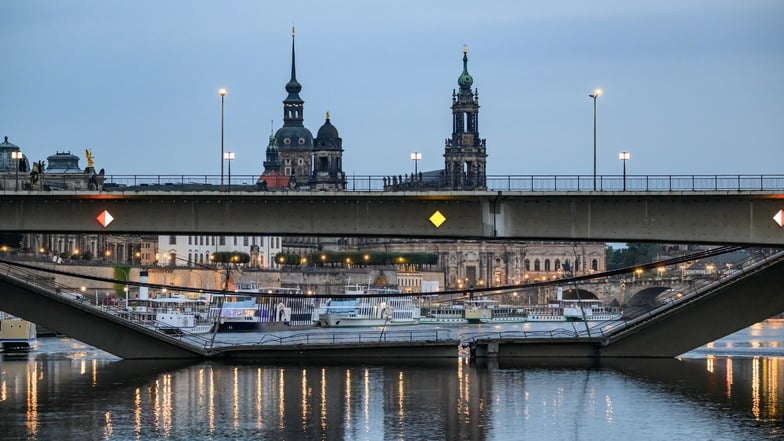 Teile der Carolabrücke über der Elbe sind eingestürzt.