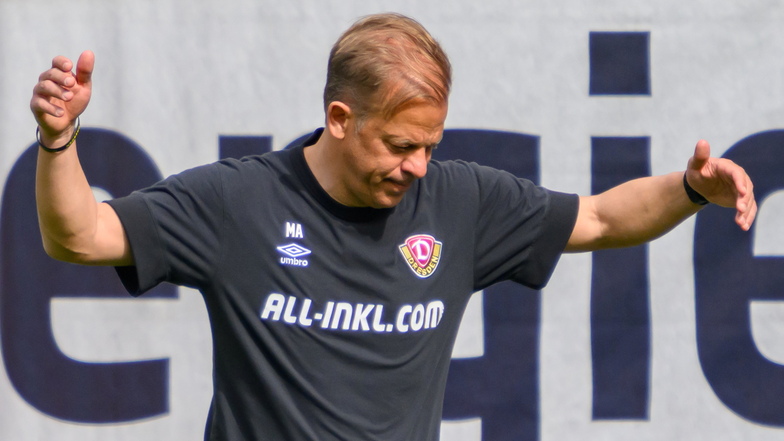 Die Geste passt zum Spiel: Nach der siebenten Niederlage in diesem Jahr steht Trainer Markus Anfang in der Kritik.